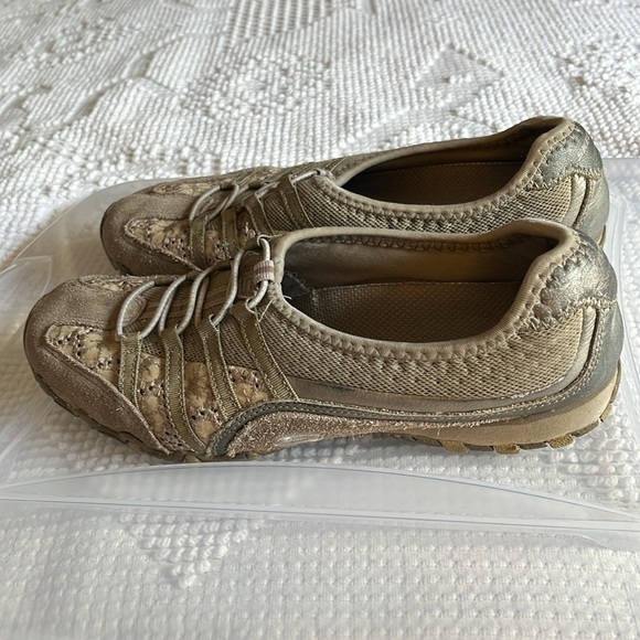 Skechers tan sneakers with lace and ribbon tops w loops for decoration. Size 7. - Picture 4 of 9